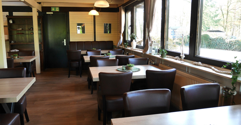 Innenraum mit gemütlicher Einrichtung, Stühlen und Tischen