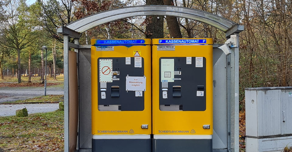 Gelbe Parkautomaten am Parkplatz